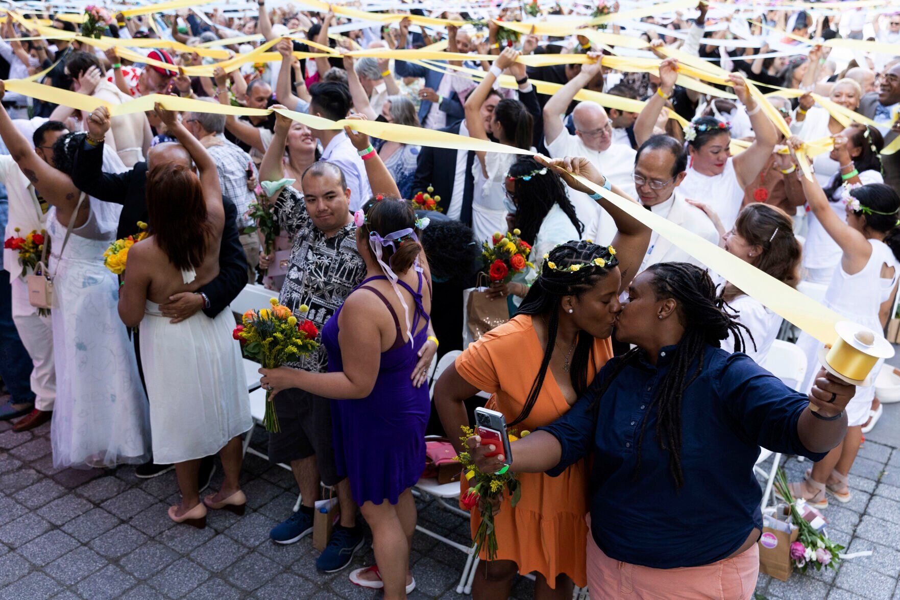 APTOPIX Mass Wedding